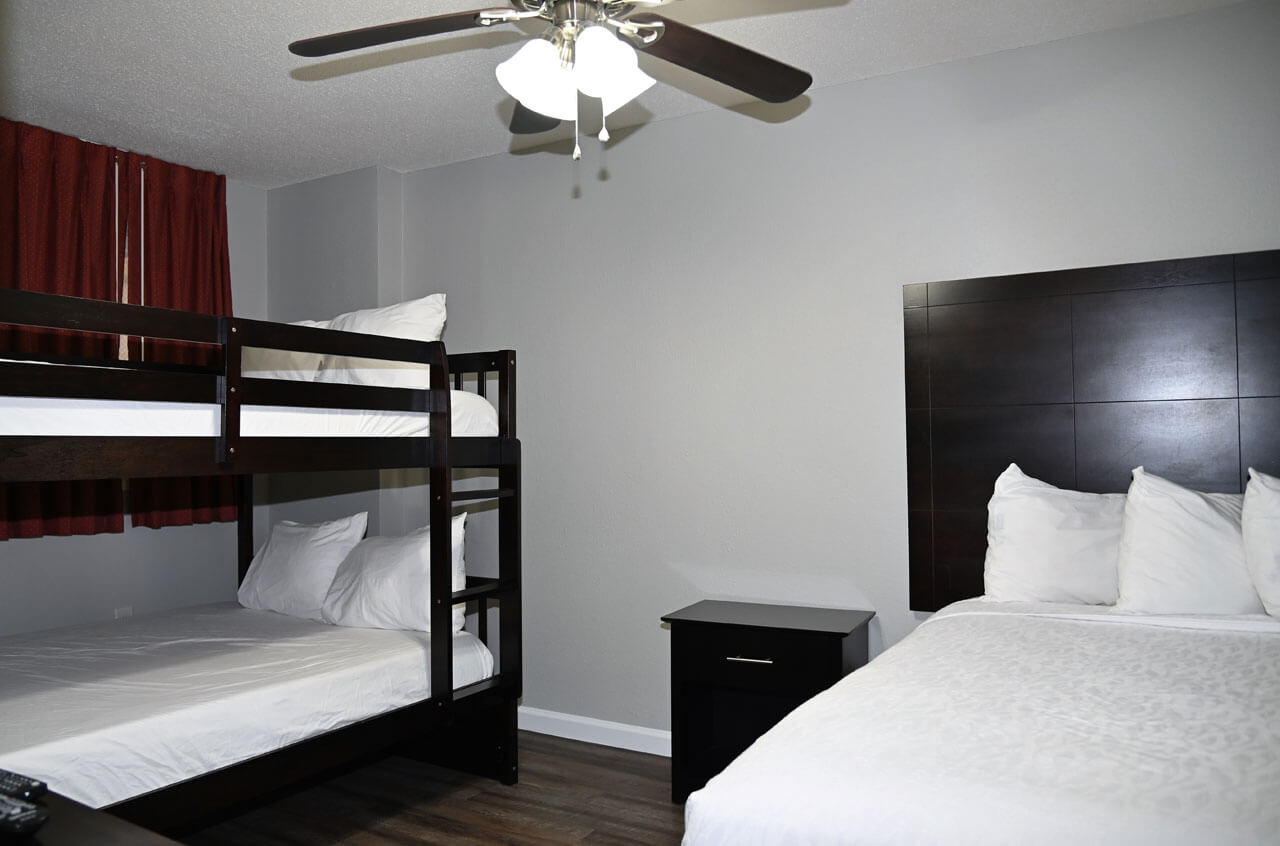 Bunk Bed room with full Bed